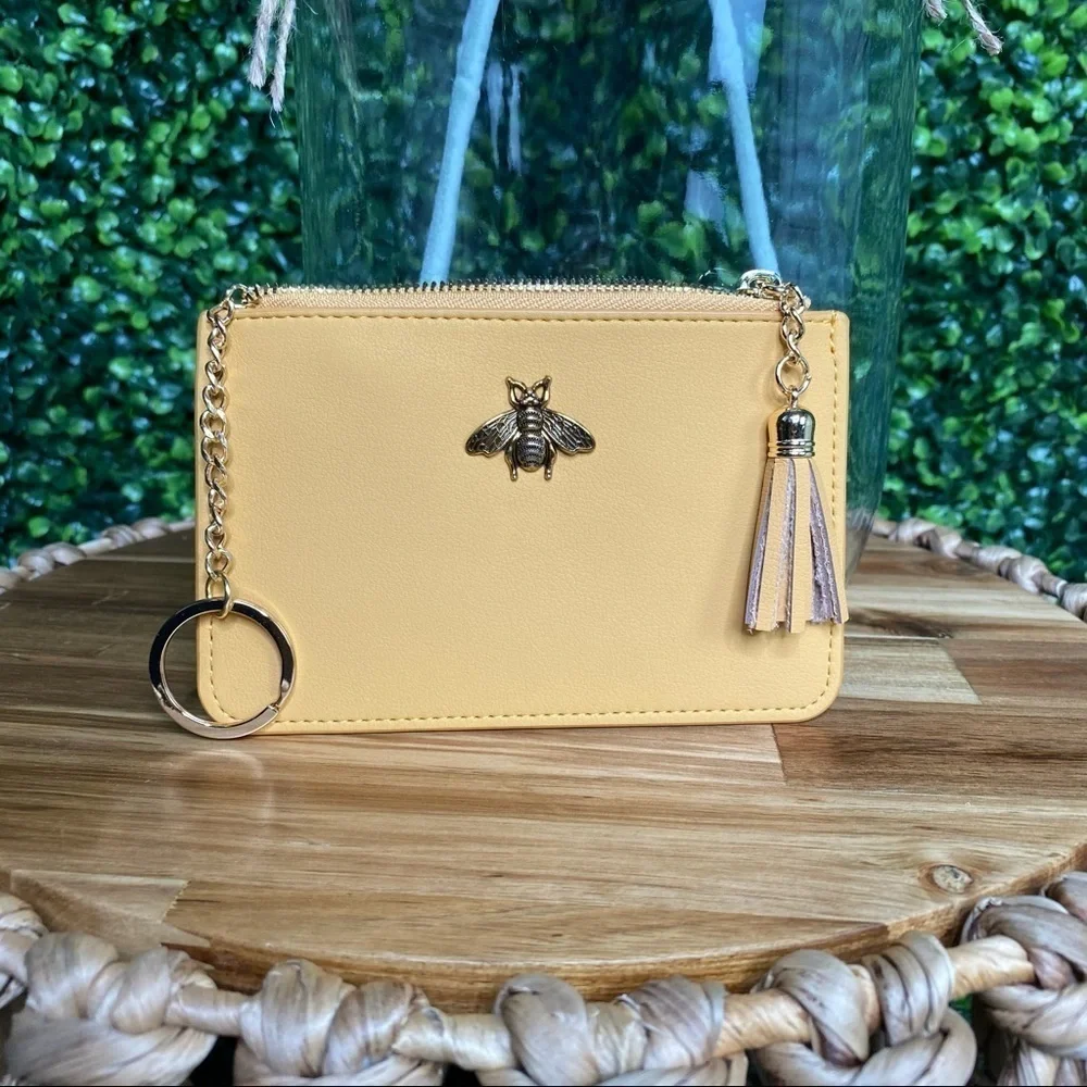 Queen bee 🐝‎ yellow